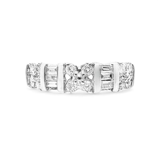 9 Karat Weißgold-Ring mit gemusterten Diamanten