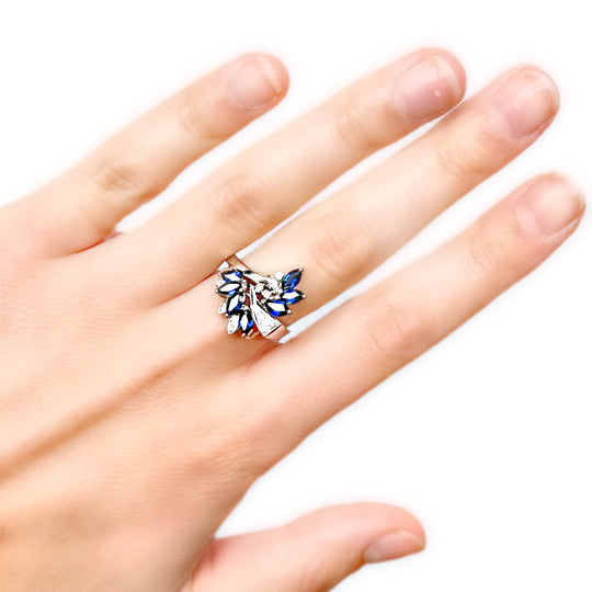 Clusterring aus 18 Karat Weißgold mit Saphiren und Diamanten