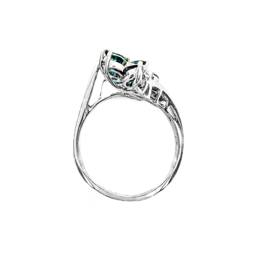 Clusterring aus 18 Karat Weißgold mit Saphiren und Diamanten