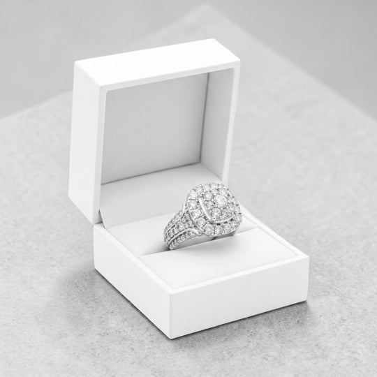 Verlobungsring aus 9 Karat Weißgold mit Diamanten